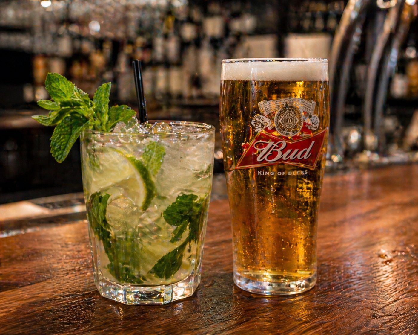 Un mojito et une pinte servis au comptoir